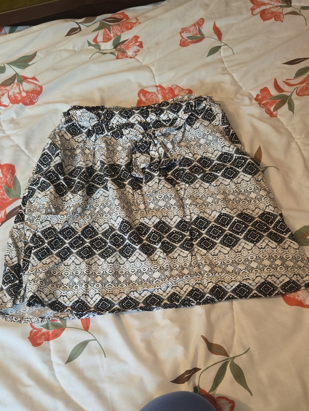 3/$20 George Black and White Patterned Drawstring Mini Skirt